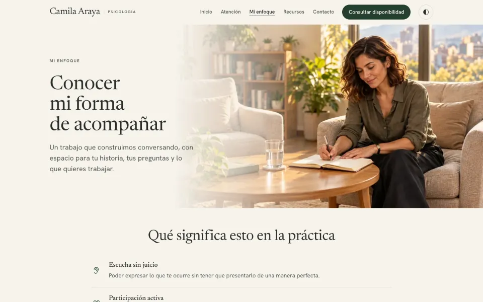 Demo Elite de Camila Araya: página “Conocer mi forma de acompañar” con la psicóloga escribiendo en su consulta.