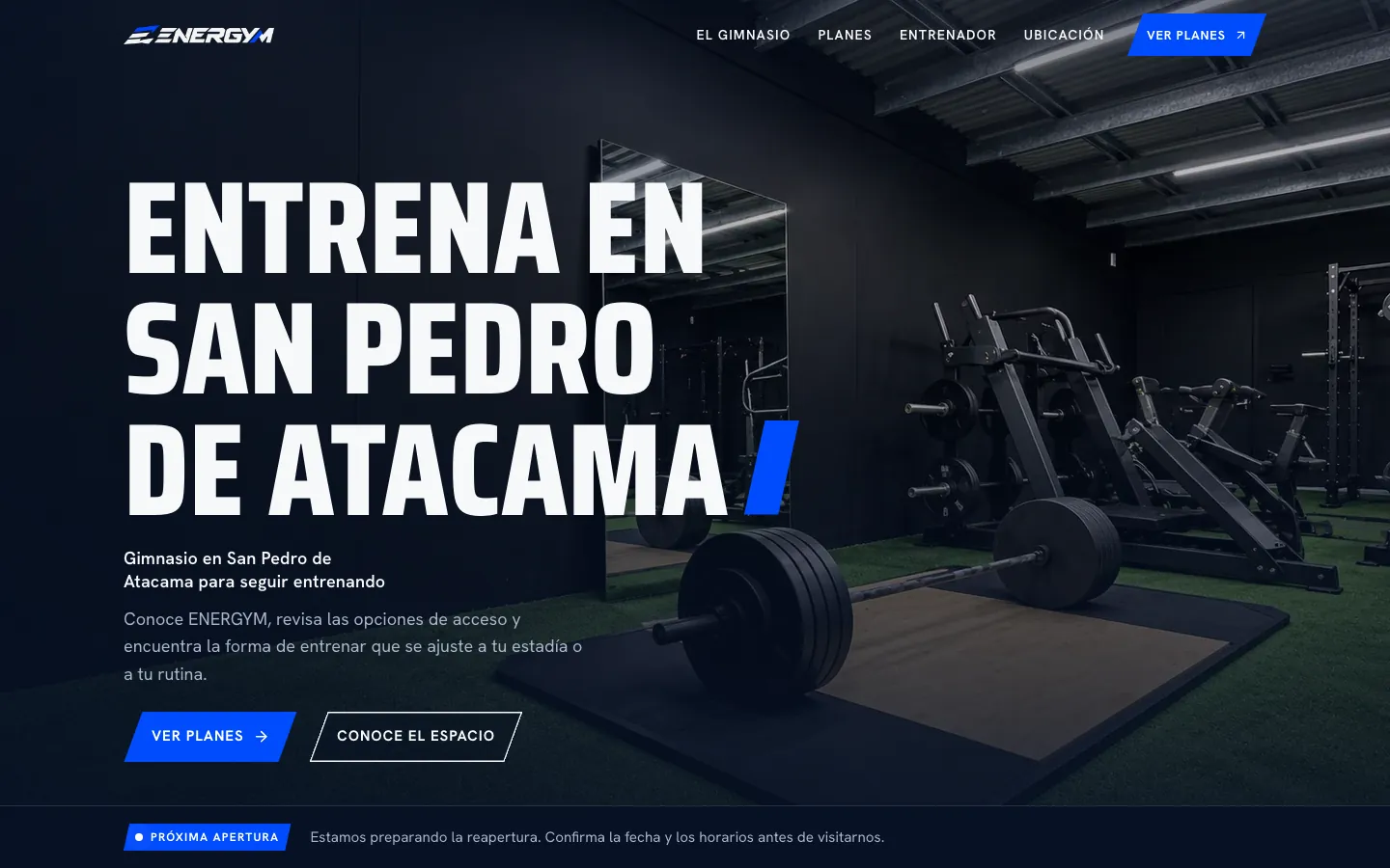 Demo Pro de ENERGYM: sala de pesas en penumbra con una barra cargada, junto al título “Entrena en San Pedro de Atacama”.