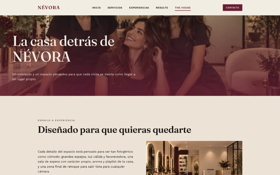 Demo Elite de NÉVORA: página del espacio con el titular “La casa detrás de NÉVORA” y fotos del salón.