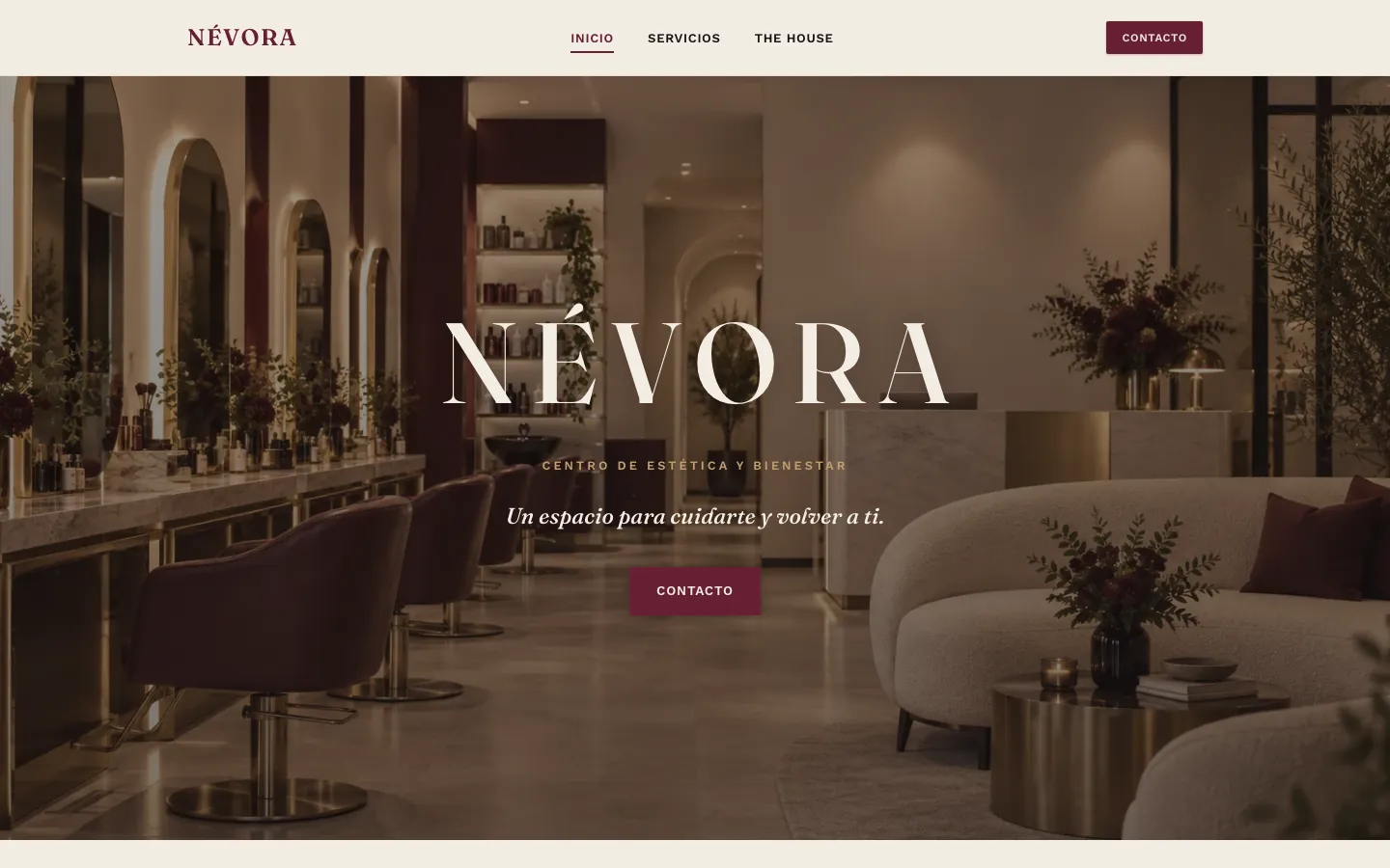 Demo Pro de NÉVORA: salón del centro de estética con sillones y espejos en tonos cálidos, junto al título “NÉVORA” y la frase “Un espacio para cuidarte y volver a ti”.