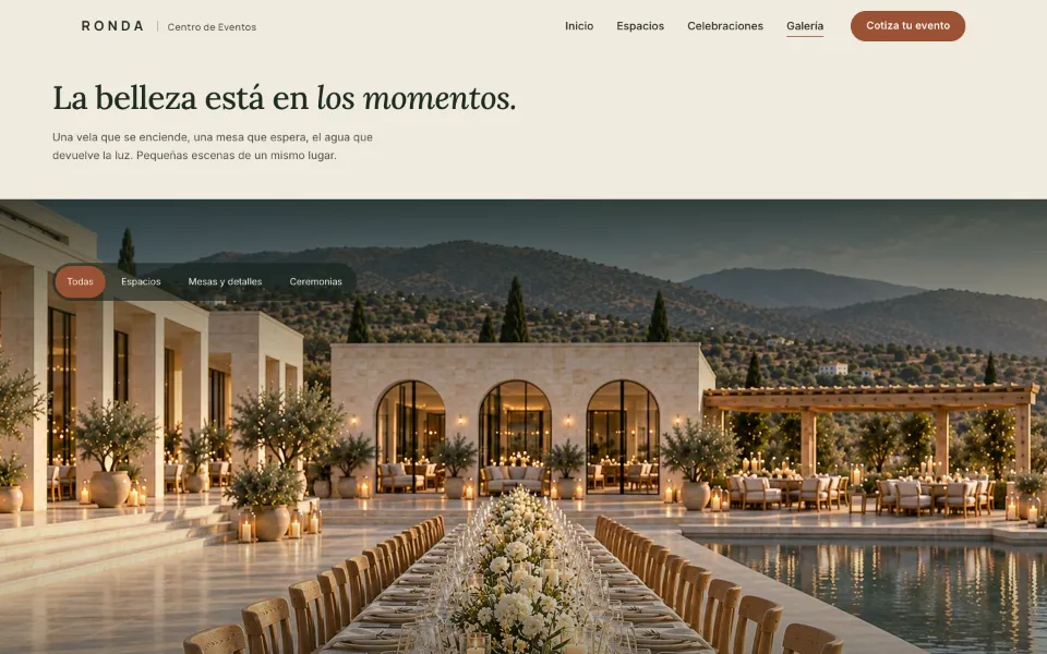 Demo Elite de RONDA: galería con filtros y una mesa de celebración montada junto a la piscina.