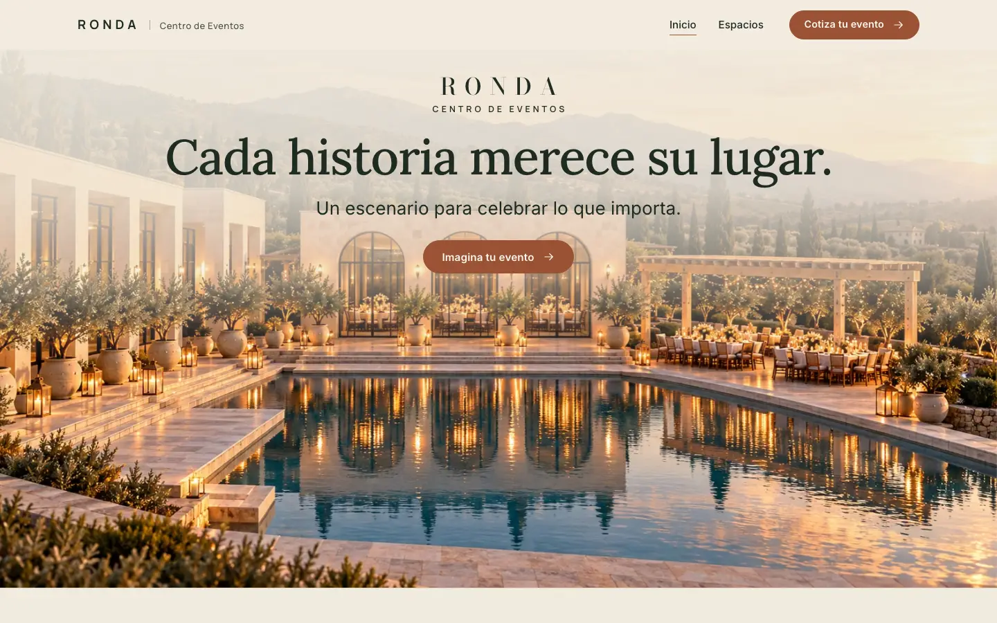 Demo Pro de RONDA: terraza con piscina iluminada, mesas montadas bajo una pérgola y olivos, junto al título “Cada historia merece su lugar”.