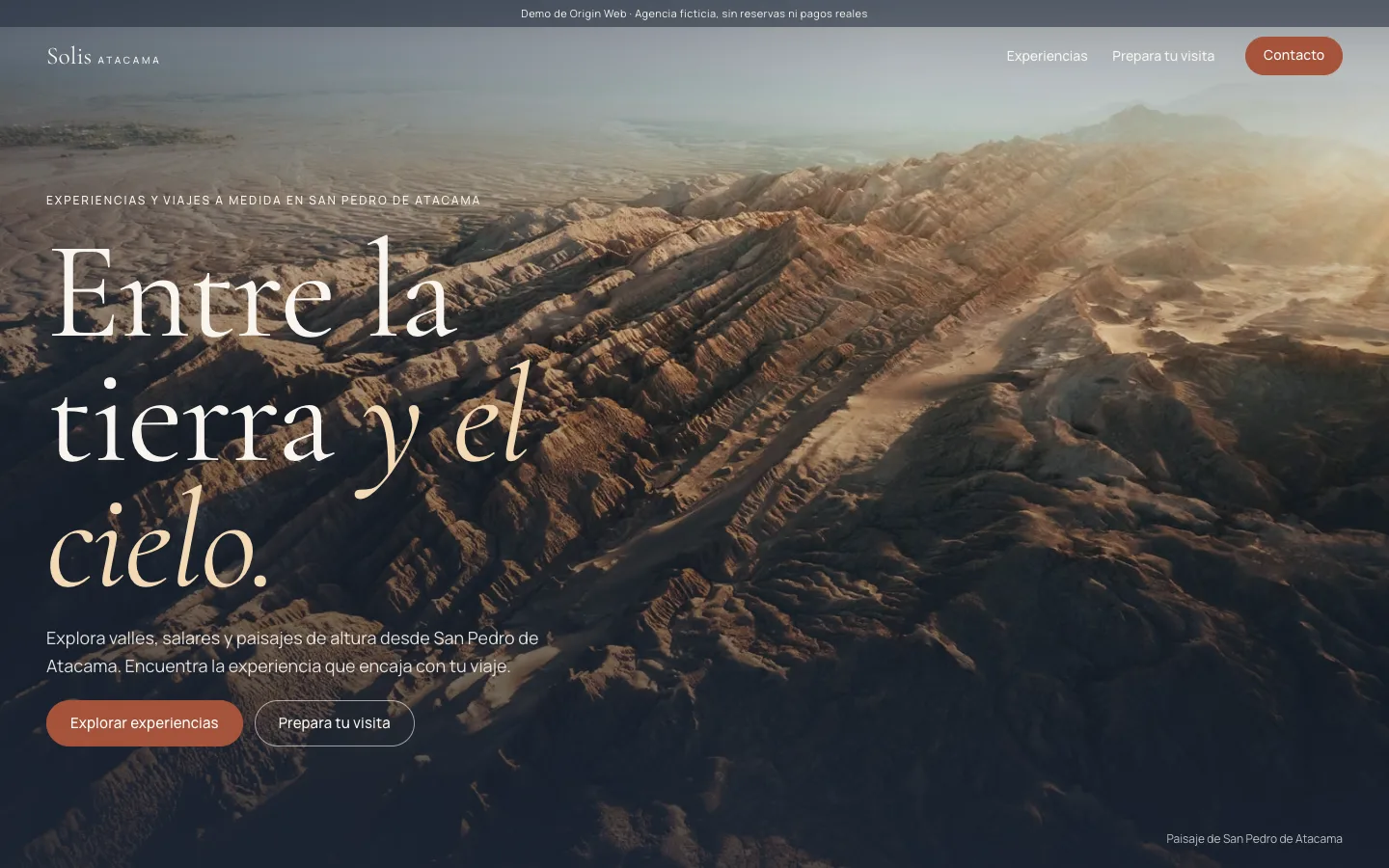 Demo Pro de Solis Atacama: vista aérea de cordones de roca y sal en San Pedro de Atacama con luz baja, junto al título “Entre la tierra y el cielo”.